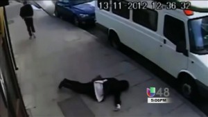 Jovenes Practican Nuevo Juego En Donde Noquean A Alguien En La Calle item-thumbnail