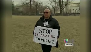 Continuan Las Manifestaciones Contra Las Deportaciones item-thumbnail
