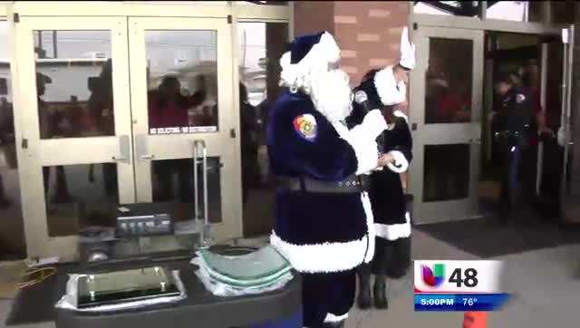 Cientos de niños en Edinburg Recibieron Juguetes item-thumbnail